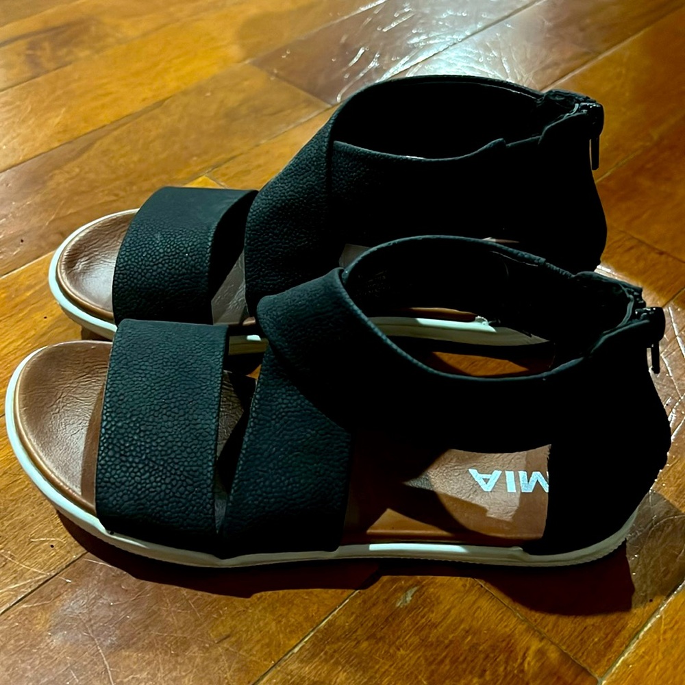 MIA Bethanny Deana Black Criss Cross Zip Sandal